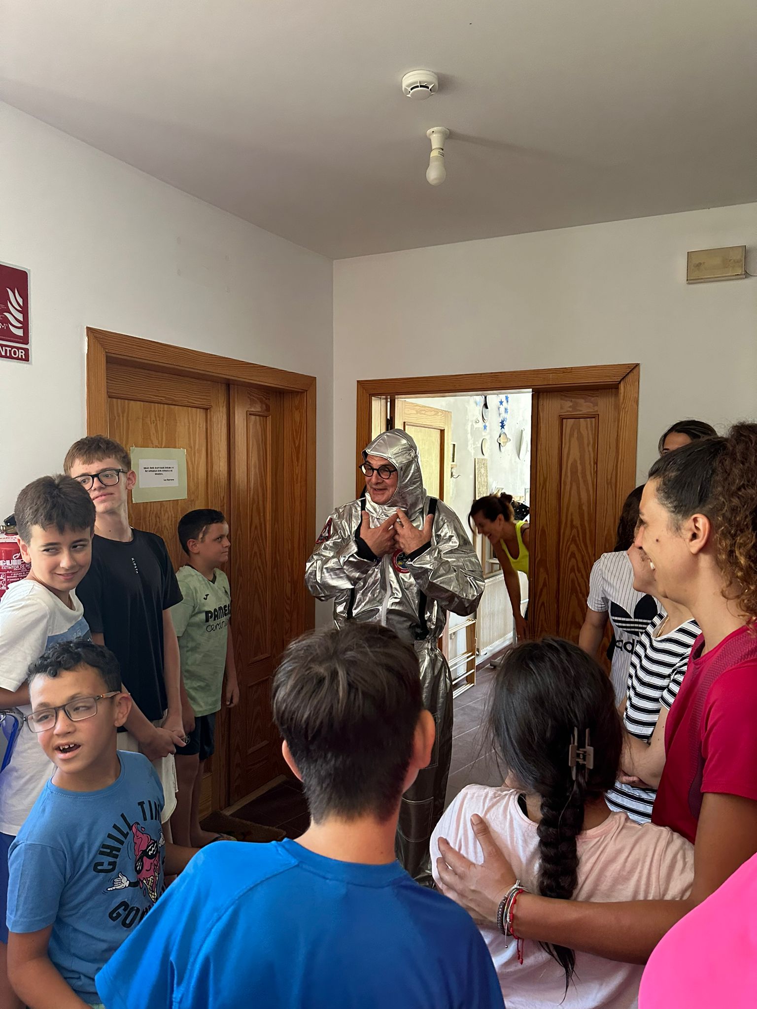 Un grupo de participantes explica algunos de los experimentos (2)