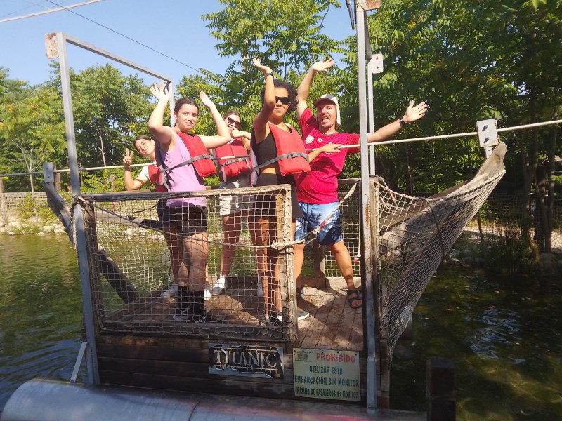 Actividad acuática en el embalse: un grupo saluda ataviado con chalecos salvavidas.