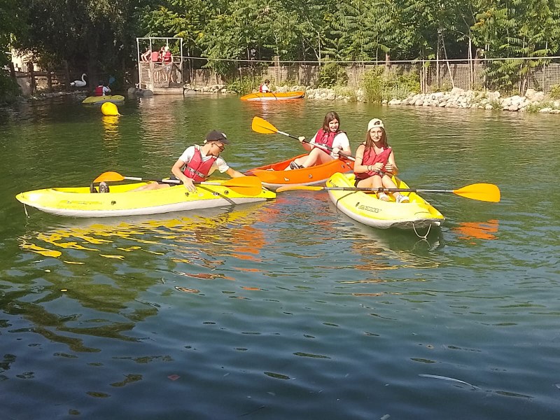 Actividad acuática en el embalse: un grupo hace kayak.