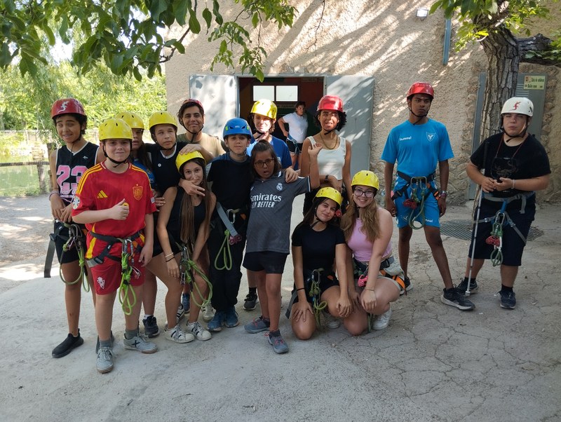 Foto grupal con cascos justo antes de comenzar la actividad de aventura.