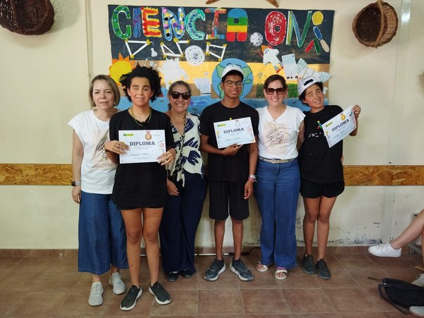 Grupo de participantes posan con sus diplomas de participación (2)