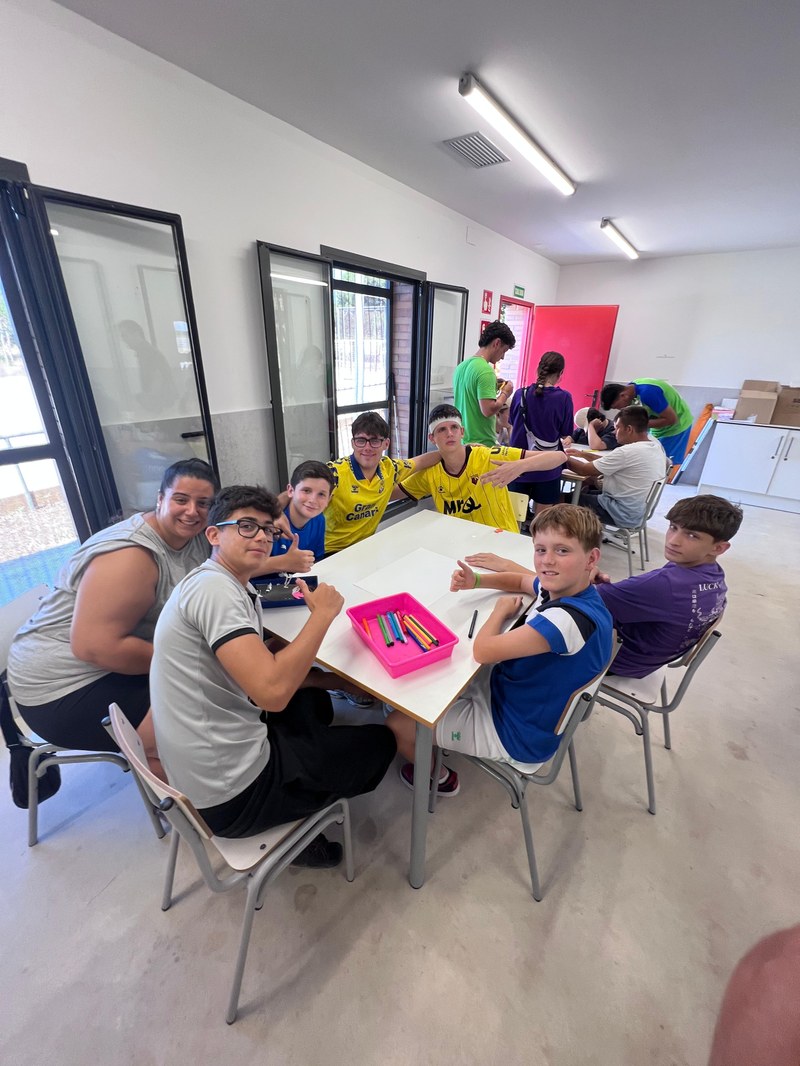 Varios participantes realizan sus trabajos de ciencias