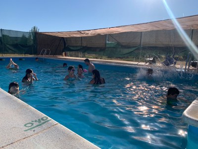 Grupo de participantes juega en la piscina