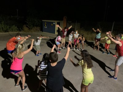 El grupo de participantes realiza juegos nocturnos El grupo de participantes realiza juegos nocturnos