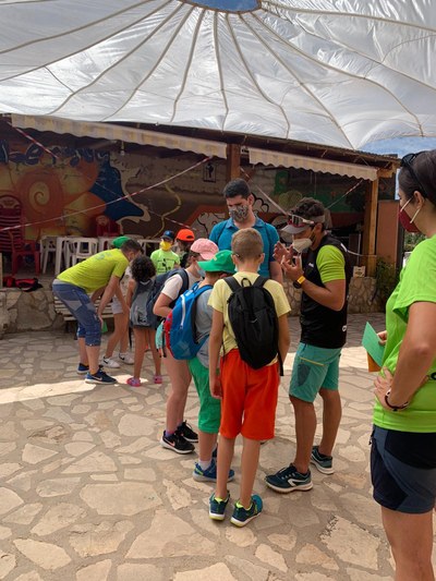 Participantes escuchan las instrucciones de los monitores Participantes escuchan las instrucciones de los monitores