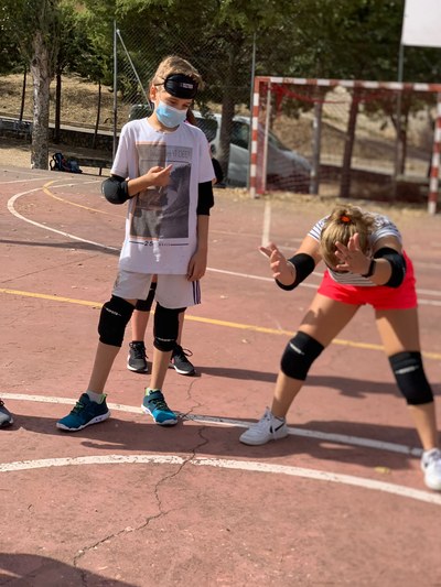 Dos participantes practican goalball