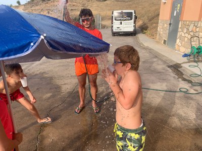 Dos participantes realizan una prueba con agua durante la gymkhana. 