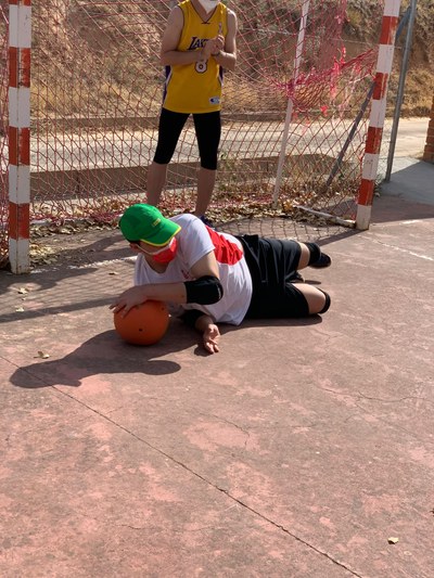 El portero para un balón de goalball