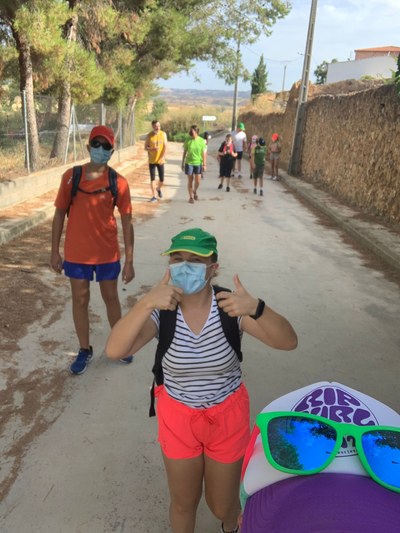 Un grupo de participantes dando un paseo Un grupo de participantes dando un paseo