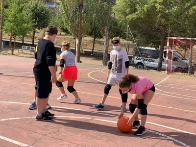 Un grupo de participantes practica goalball