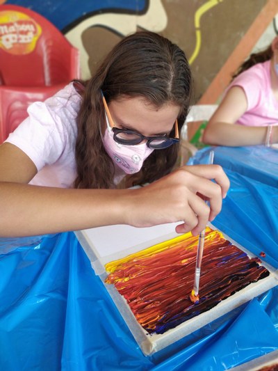 Una participante pinta con pincel en uno de los talleres. Una participante pinta con pincel en uno de los talleres.