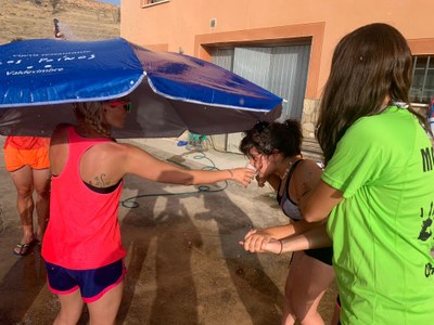 Una participante realiza una prueba con agua durante la gymkhana. 