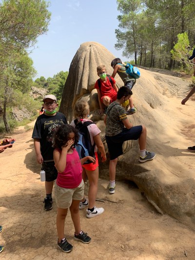 El grupo de participantes junto a una de las piedras de la Ruta de las Caras. El grupo de participantes junto a una de las piedras de la Ruta de las Caras.