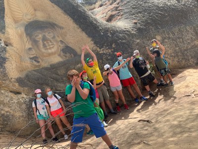El grupo de participantes posa junto a la escultura labrada en piedra. El grupo de participantes posa junto a la escultura labrada en piedra.