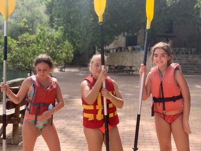 Tres niñas con chaleco salvavidas y remo. Tres niñas con chaleco salvavidas y remo.