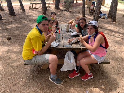 Un grupo de participantes almuerza en un merendero. Un grupo de participantes almuerza en un merendero.