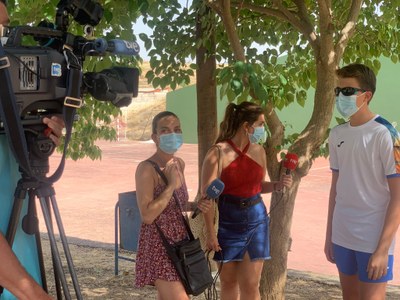 Dos periodistas de Televisión Española junto a uno de los participantes Dos periodistas de Televisión Española junto a uno de los participantes