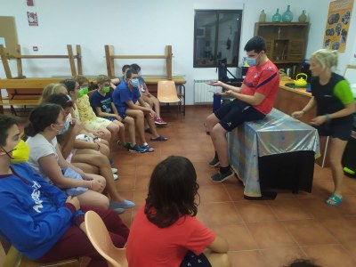 El grupo de participantes escucha al protagonista del taller Escuela de Valientes El grupo de participantes escucha al protagonista del taller Escuela de Valientes