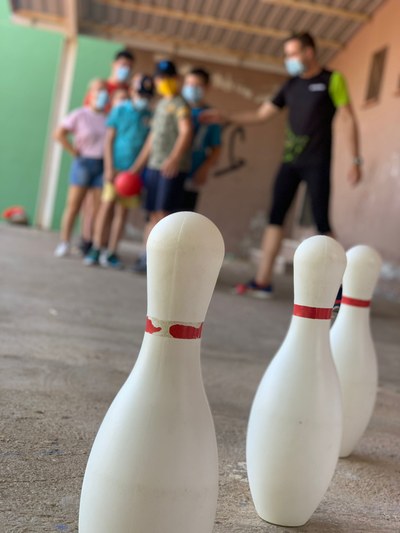 Un grupo de participantes juega a los bolos