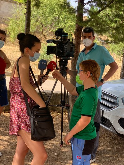 Un niño es entrevistado por Televisión Española