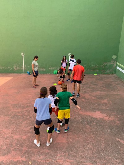 Un grupo de participantes entrena al goalball