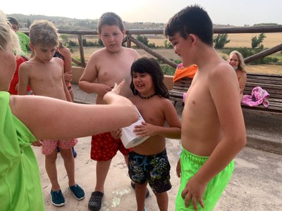 Un grupo de participantes juega al lado de la piscina