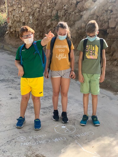 Un grupo participa en la carrera de orientación por el pueblo