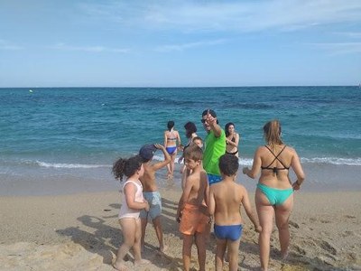 Chicos entrando en la playa para darse un chapuzón