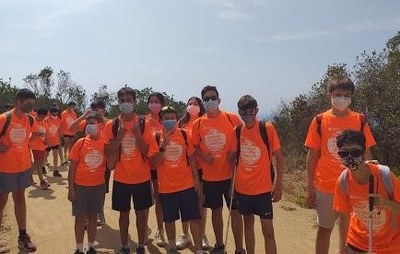 Chicos posando a mitad del camino de la excursión Chicos posando a mitad del camino de la excursión