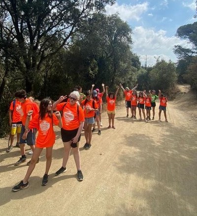 Niños de excursión por el campo