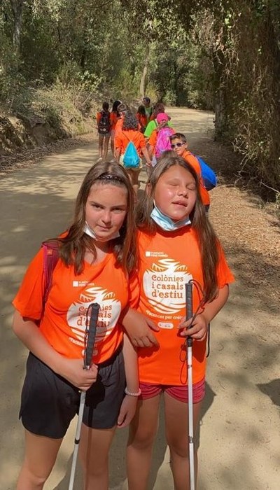 Niños de excursión por los alrededores Niños de excursión por los alrededores