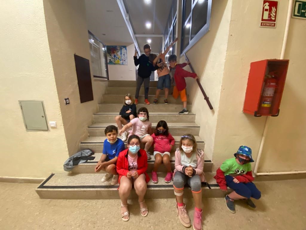 Niños descansando en las escaleras del centro