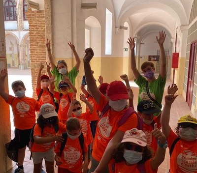 Niños felices porque van a ir a la playa Niños felices porque van a ir a la playa