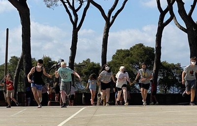 Chicos por parejas haciendo una carrera