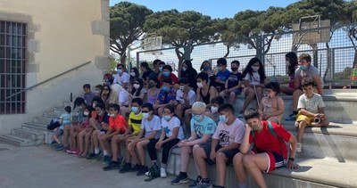 Todos sentados ordenadamente en los escalones atendiendo unas explicaciones Todos sentados ordenadamente en los escalones atendiendo unas explicaciones