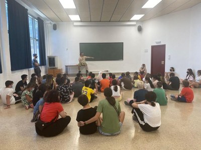 Grupo distribuído por toda la clase atendiendo las explicaciones que daba el monitor de lo que va a ser su casa durante unos días Grupo distribuído por toda la clase atendiendo las explicaciones que daba el monitor de lo que va a ser su casa durante unos días