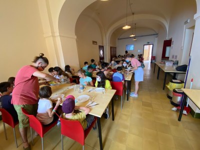 Niños en el comedor recargando las pilas con una buena comida Niños en el comedor recargando las pilas con una buena comida
