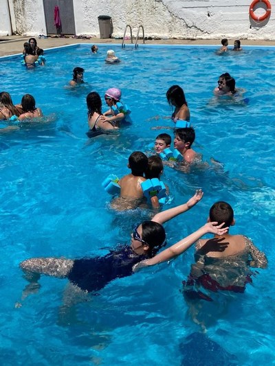 Niños jugando en la piscina