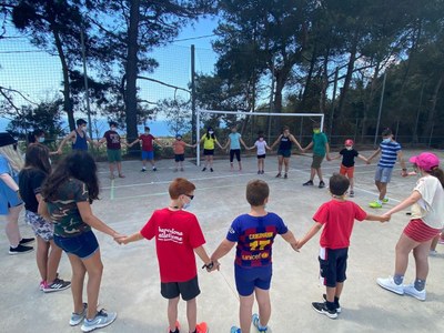 Niños reunidos en corro para comenzar las actividades