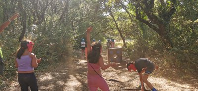 Grupo en combate con arco y flechas Grupo en combate con arco y flechas