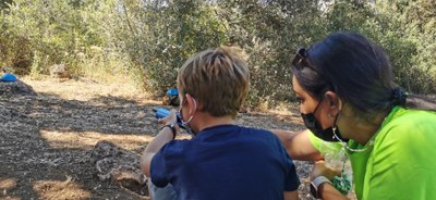 Niño apuntando al objetivo con monitora para disparar Niño apuntando al objetivo con monitora para disparar