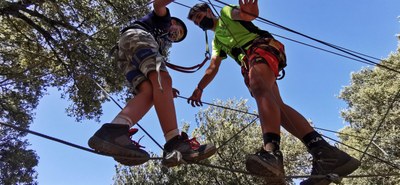Niño pasando puente flotante guiado por el monitor Niño pasando puente flotante guiado por el monitor