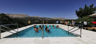 Grupo en la piscina haciendo la danza de la tribu de los indios Grupo en la piscina haciendo la danza de la tribu de los indios