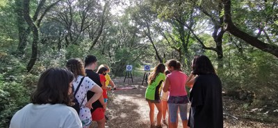 Grupo haciendo fila para tirar con arco Grupo haciendo fila para tirar con arco
