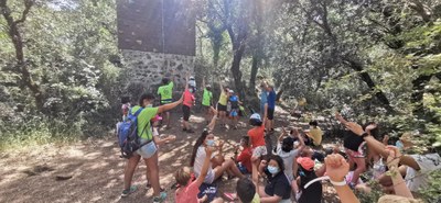 Grupo sentado a la sombra esperando a que les toque escalar Grupo sentado a la sombra esperando a que les toque escalar