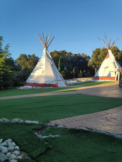 Dos de los tipis en los que se alojarán los participantes en el campamento