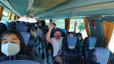 En el interior del autocar, los niños y niñas de camino al campamento En el interior del autocar, los niños y niñas de camino al campamento