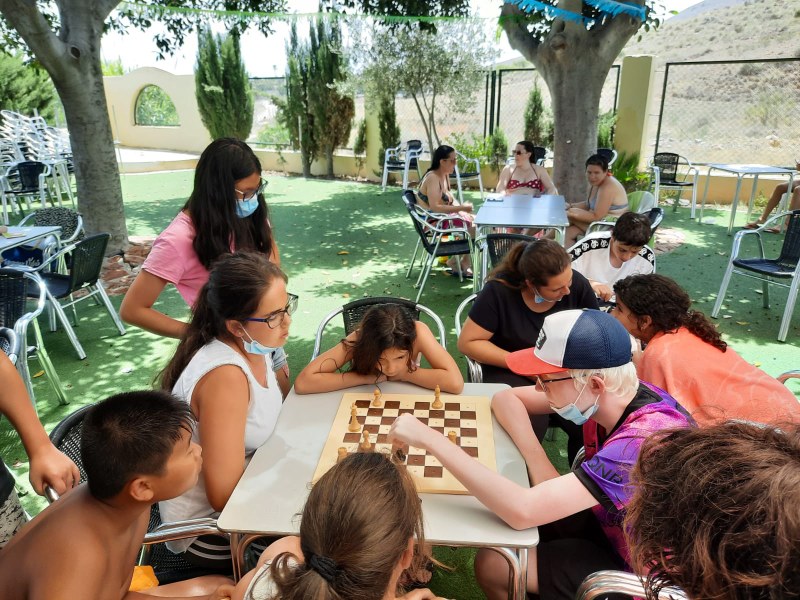 Chicos jugando al ajedrez