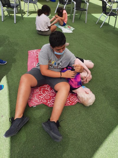 Practicando las llaves de judo que han aprendido Practicando las llaves de judo que han aprendido