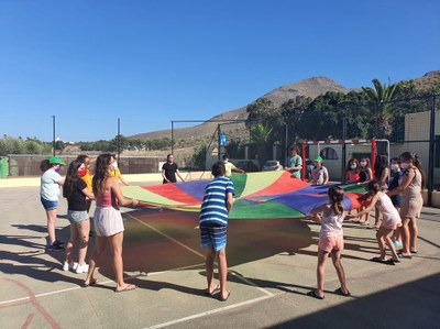 Niños jugando al paracaídas